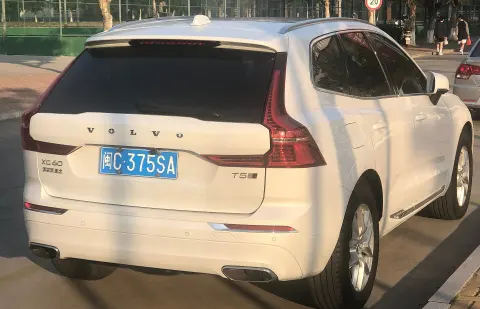 Volvo XC60 B4 AWD Momentum – Katowice